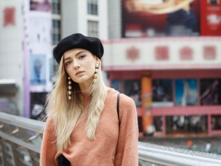 Béret et bijoux : comment accessoiriser sans surcharger sa tenue