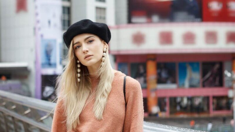 Béret et bijoux : comment accessoiriser sans surcharger sa tenue