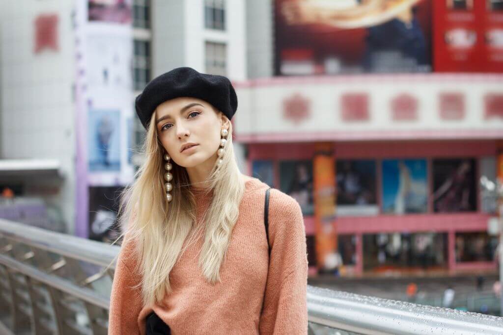 Béret et bijoux : comment accessoiriser sans surcharger sa tenue