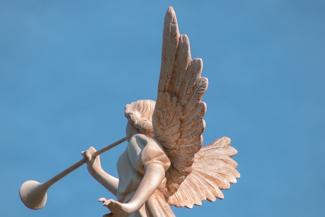 Le pendentif ange, un détail délicat qui donne du sens au style